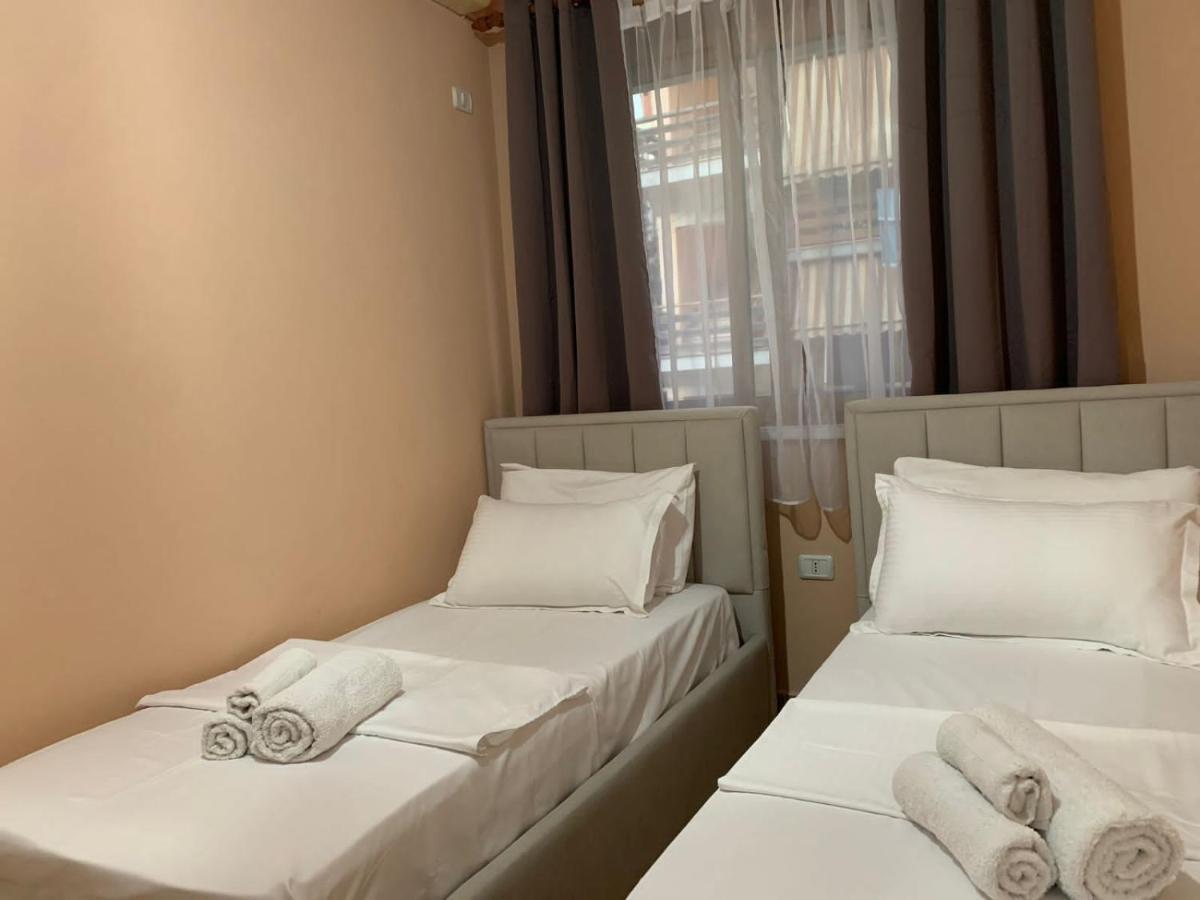 Roar Apartamento Golem (Tirana)